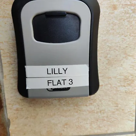 Lilly's Sea View, Beachfront *
