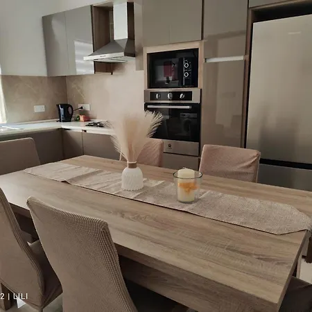 Lilly's Sea View, Beachfront דירה