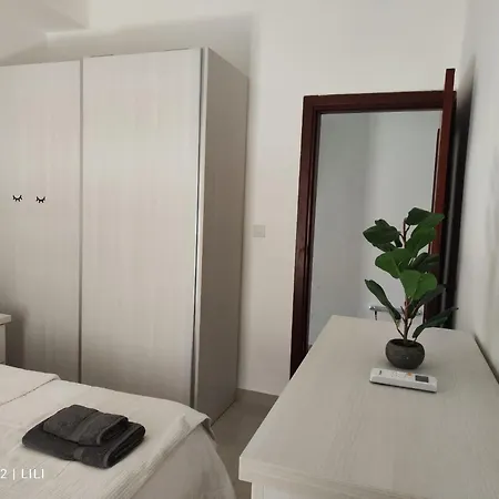 Apartment Lilly's Sea View, Beachfront
