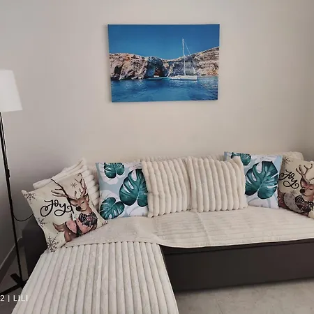 Lilly's Sea View, Beachfront Apartment