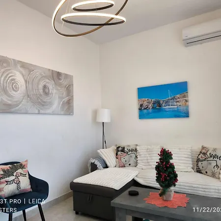 Lilly's Sea View, Beachfront Apartment