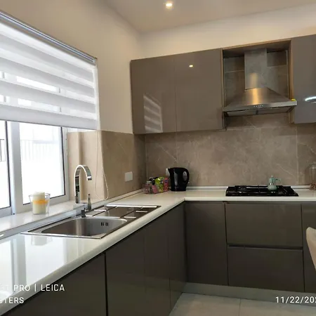 Lilly's Sea View, Beachfront Apartment
