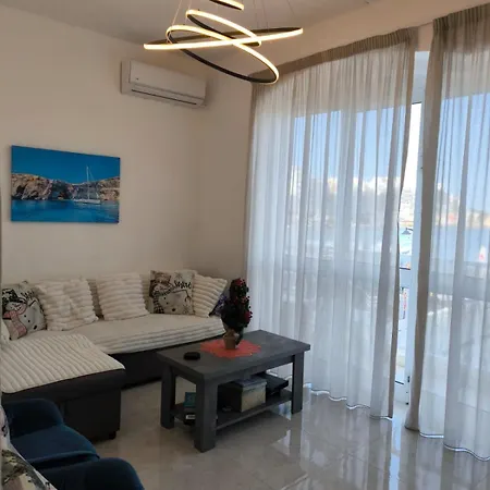 Lilly's Sea View, Beachfront Apartment Marsalforn