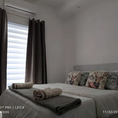 Lilly's Sea View, Beachfront *