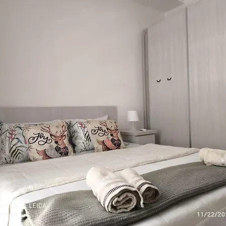 Lilly's Sea View, Beachfront Apartment