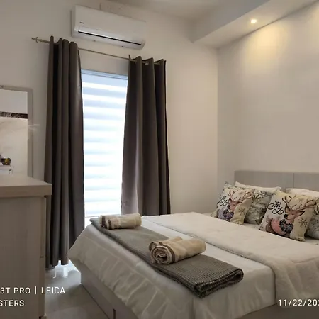 Lilly's Sea View, Beachfront Apartment *