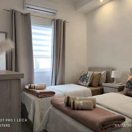 Lilly's Sea View, Beachfront * Marsalforn