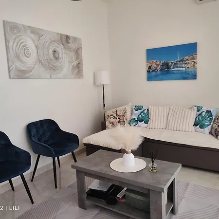 Lilly's Sea View, Beachfront Apartamento *