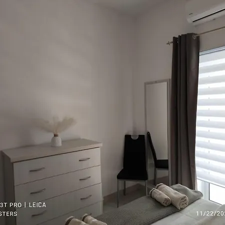 Lilly's Sea View, Beachfront