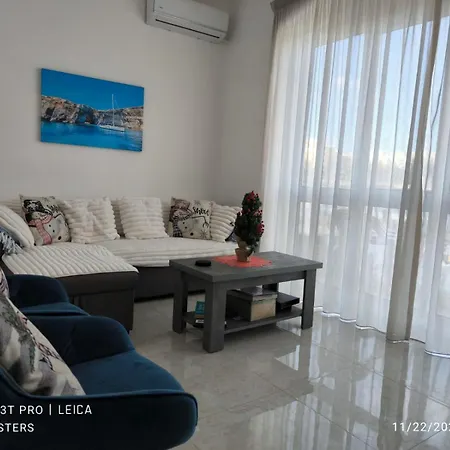 Lilly's Sea View, Beachfront Apartamento *